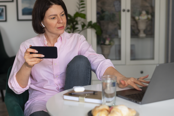 Mid age woman brain trining her memory wile working